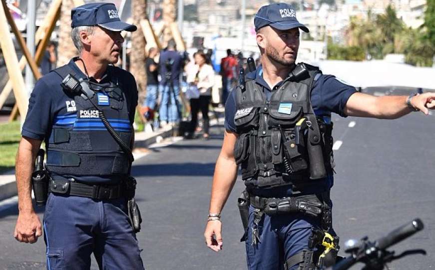Dvije osobe u kritičnom stanju nakon napada blizu Pariza