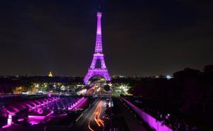 Roze Eiffelov toranj u znak podrške borbi protiv karcinoma dojke 