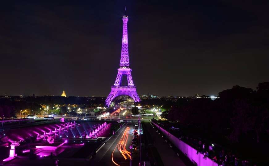 Roze Eiffelov toranj u znak podrške borbi protiv karcinoma dojke 