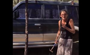 Čekićem pokušala provaliti u auto, ali je zaboravila probati jednu stvar