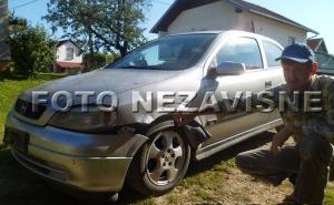 Mještani tvrde: Medvjed usred sela skakao po automobilu i oštetio ga