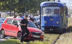 Saobraćajna nesreća: Automobil završio na tramvajskim šinama