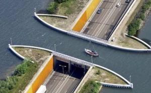 Inžinjersko remek-djelo: Auti voze po cesti iznad koje plove brodovi