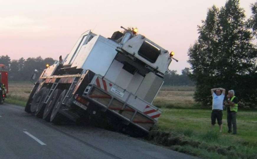 M-18: Kamion sletio s kolovoza, vozač povrijeđen 