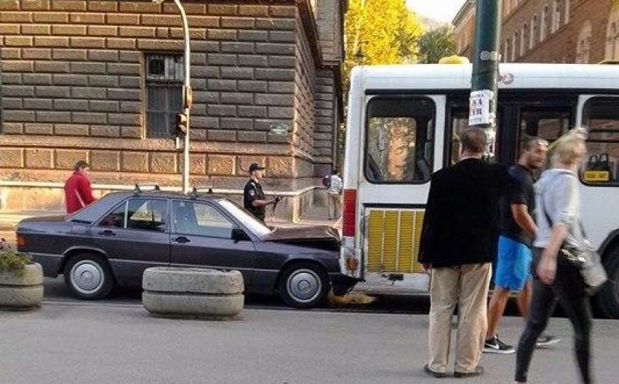 Sudarili se automobil i autobus na tramvajskim šinama