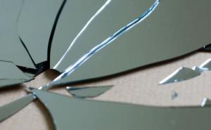 Znate li zašto se kaže da razbijeno ogledalo donosi nesreću