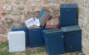 Haos: Kutije s glasačkim materijalom razbacane po smetljištu