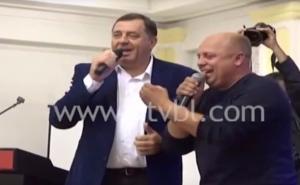 Pogledajte kako je Dodik na slavlju SNSD-a "zakitio" harmonikaša sa 100 eura