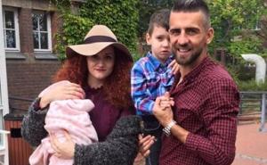 Ibišević objavio prvu porodičnu fotografiju nakon rođenja kćerke