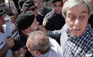 Protesti: Policija bacila suzavac na penzionere