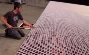 Napunili su 66.000 čaša obojenom vodom - rezultat će vam oduzeti dah!