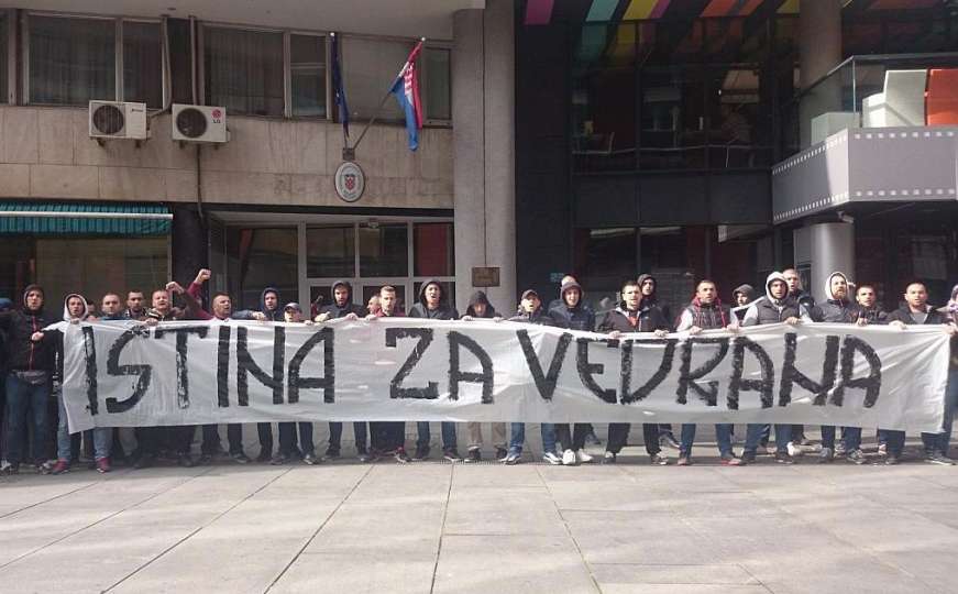 Horde zla okupile se ispred Ambasade Hrvatske: Istina za Vedrana! 