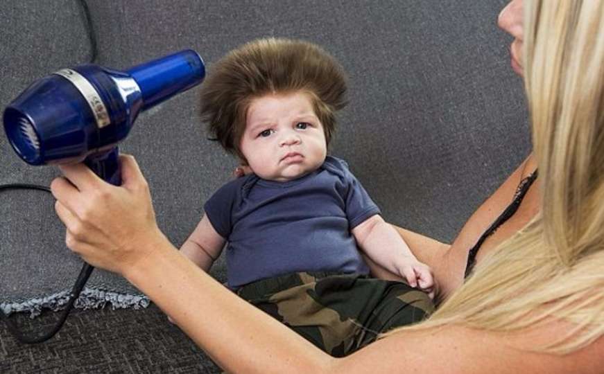 Nevjerovatno koliko kose ima ova beba 
