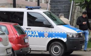 Policija zaustavila automobil s istaknutim srpskim zastavama