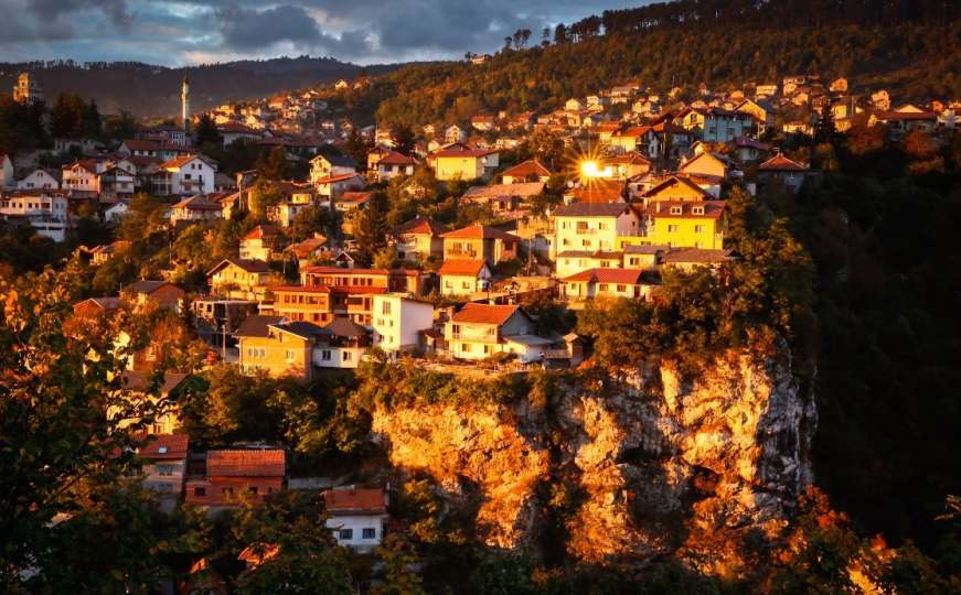 Čarobni prizori iznad Sarajeva kad nebo poprima zlatnu boju