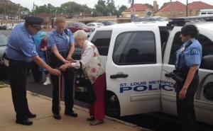 Policajci uhapsili bakicu, ona uživala u vožnji