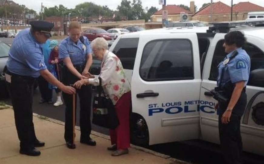 Policajci uhapsili bakicu, ona uživala u vožnji