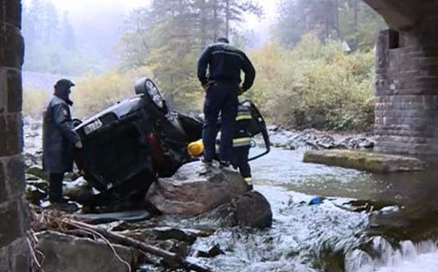 Bosanska Jagodina: Automobil udario u ogradu mosta i pao u rijeku Rzav