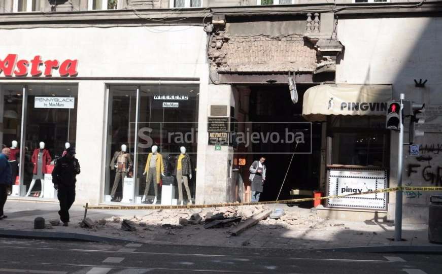 Strašno: Obrušila se ukrasna fasada zgrade u Titovoj ulici