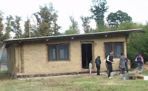 Čudo u BiH: Mladi bračni par gradi kuću od blata i slame