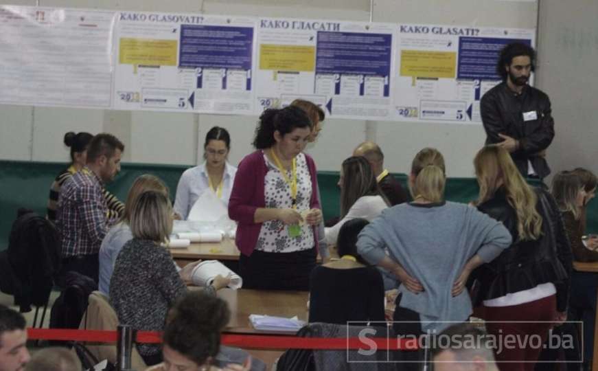 U Sarajevu počelo brojanje glasova s pet biračkih mjesta iz Srebrenice
