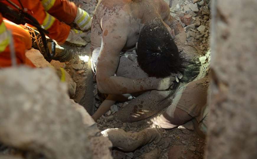 Djevojčicu pronađenu u ruševinama od smrti spasio roditeljski zagrljaj