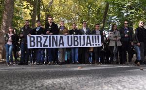 Studenti na protestnoj šetnji: Bijele ruže za Selmu i Editu