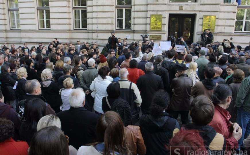 Građani protestiraju ispred zgrade Vlade KS-a: Ubistvo, a ne nesreća!