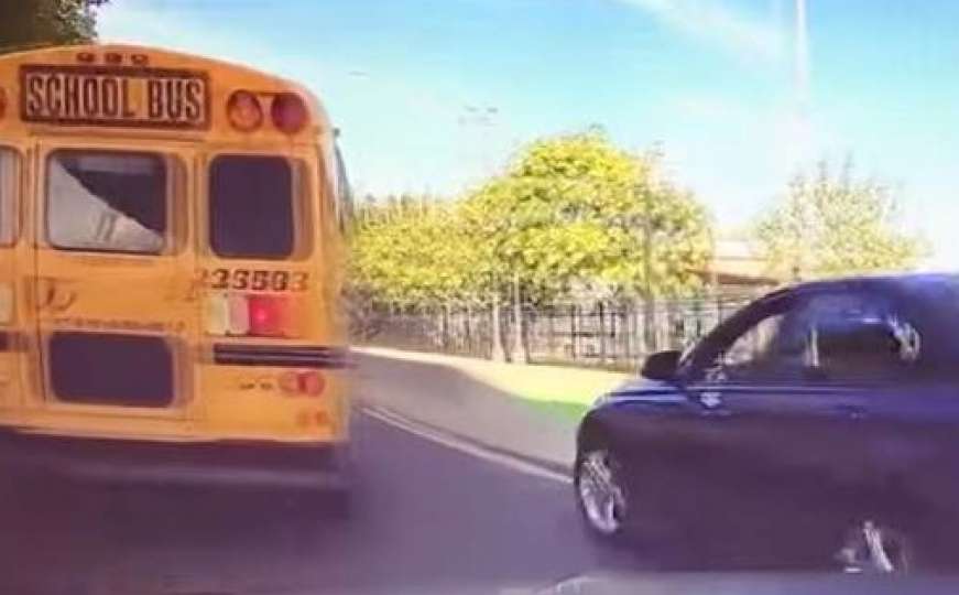 Bahati vozač BMW-a: Bio je nestrpljiv da pretekne školski autobus