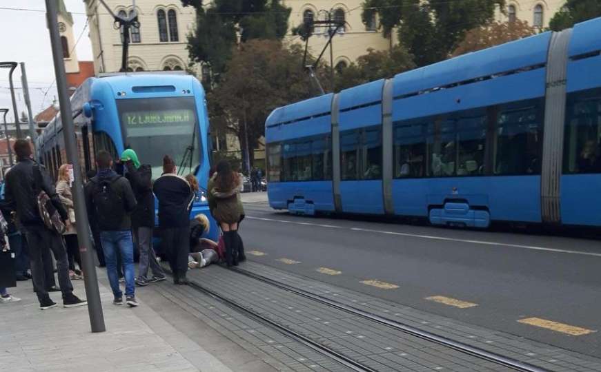 Nesreća: Djevojka pala pod tramvaj