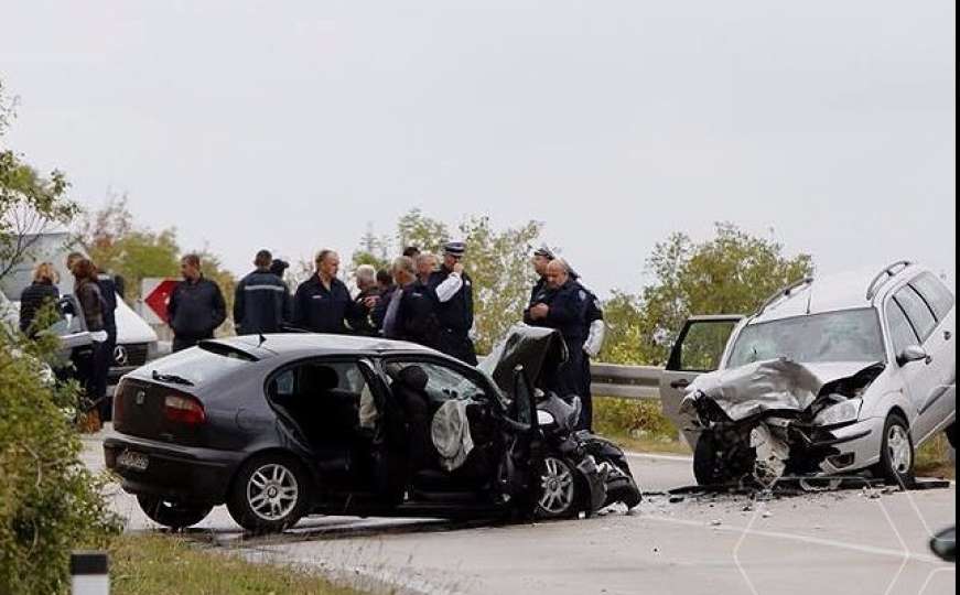 U teškoj saobraćajnoj nesreći poginule dvije osobe, a tri teže povrijeđene