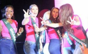 Bh. misica na zabavi na Filipinima pokazivala tri prsta