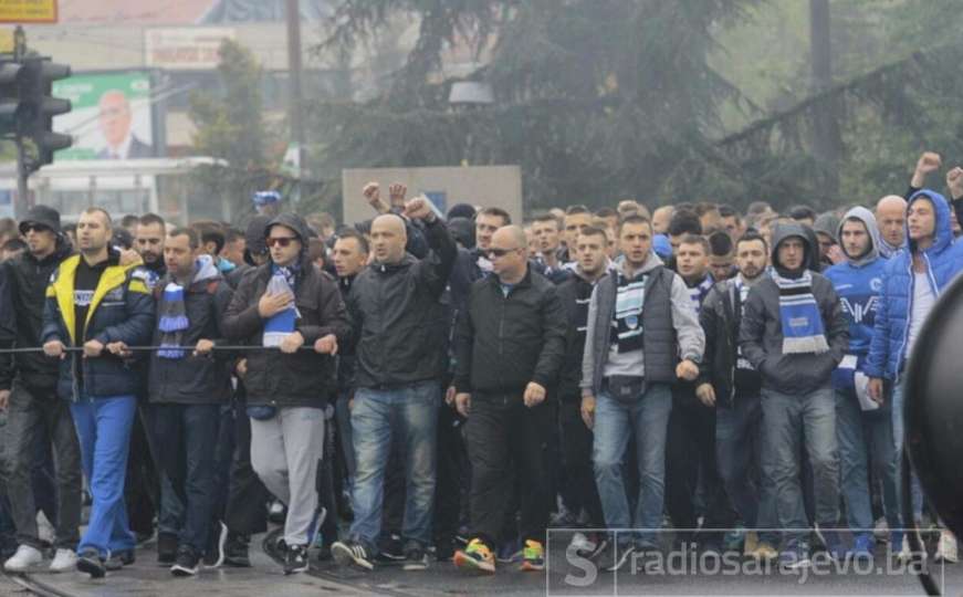 Manijaci u korteu krenuli prema stadionu Koševo
