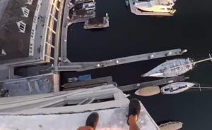 Skočio s visine od 40 metara i zamalo promašio vodu