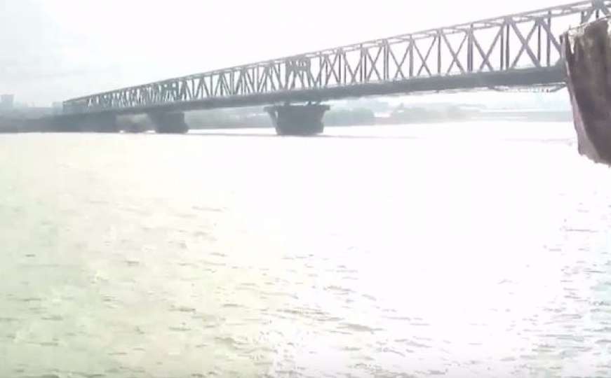 Tinejdžerka pokušala samoubistvo skokom s mosta