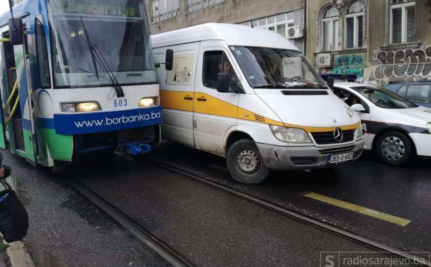 U saobraćajnoj nesreći sudarili se tramvaj i kombi