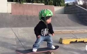 Još uvijek nosi pelene, a već sjajno vozi skateboard