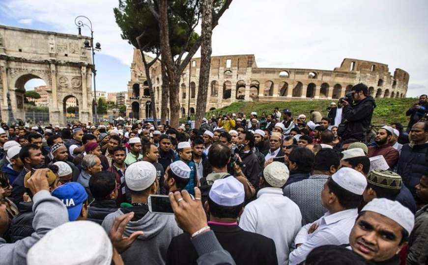 Muslimani protestirali zbog zatvaranja džamija
