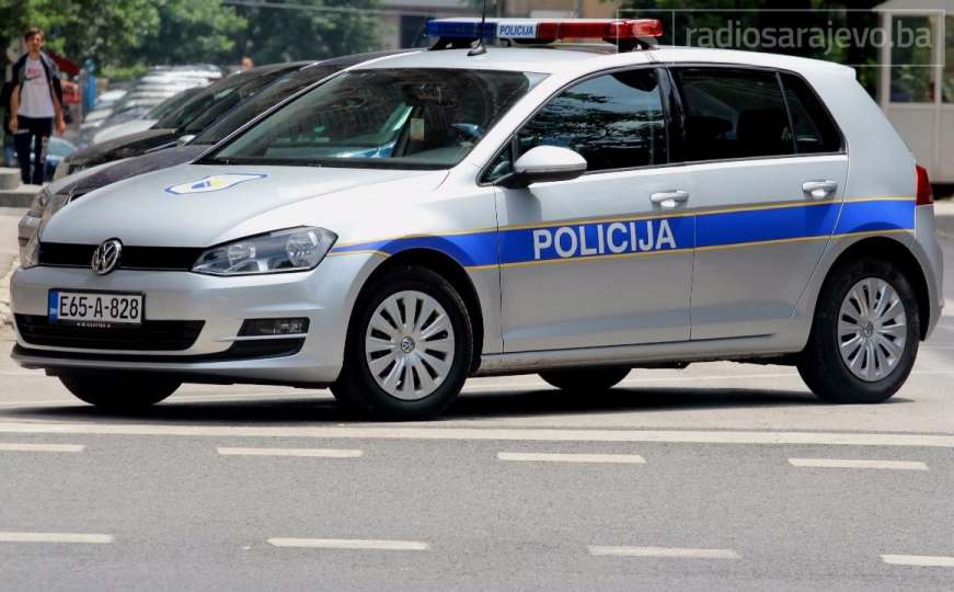 Policija traga za ukradenim automobilom