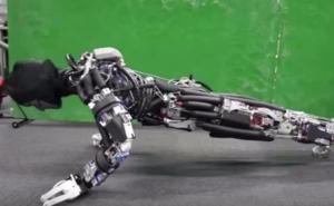 Robot se znoji dok radi sklekove