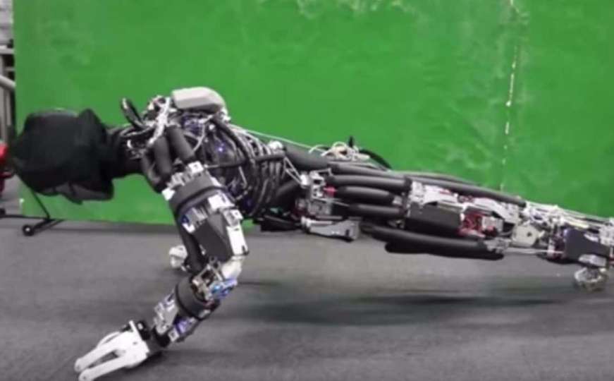 Robot se znoji dok radi sklekove