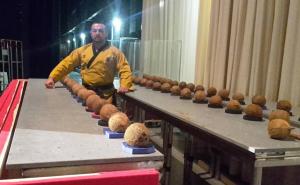 Publika se kladila da neće moći: Bh. ginisovac u minuti razbio 50 kokosovih oraha