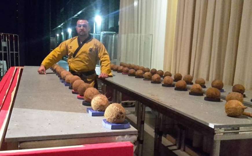 Publika se kladila da neće moći: Bh. ginisovac u minuti razbio 50 kokosovih oraha