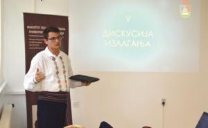 Na odbranu diplomskog rada došao u opancima i sa šajkačom