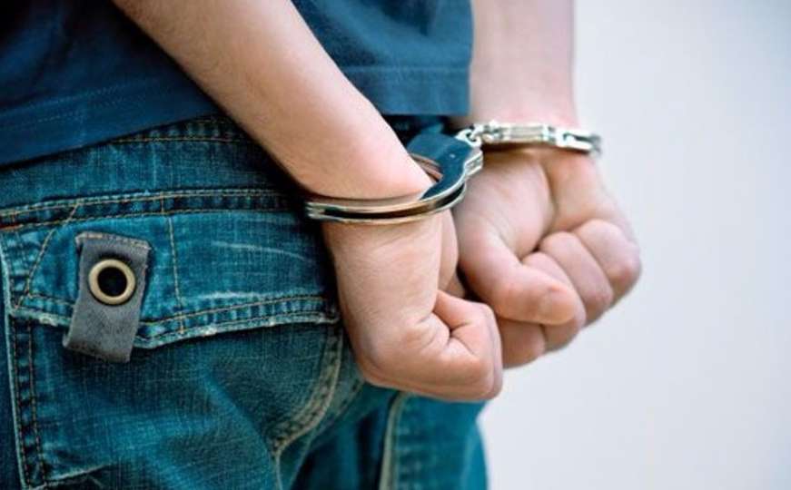 Policija uhapsila muškarca zbog bludnog ponašanja pred djecom blizu škole