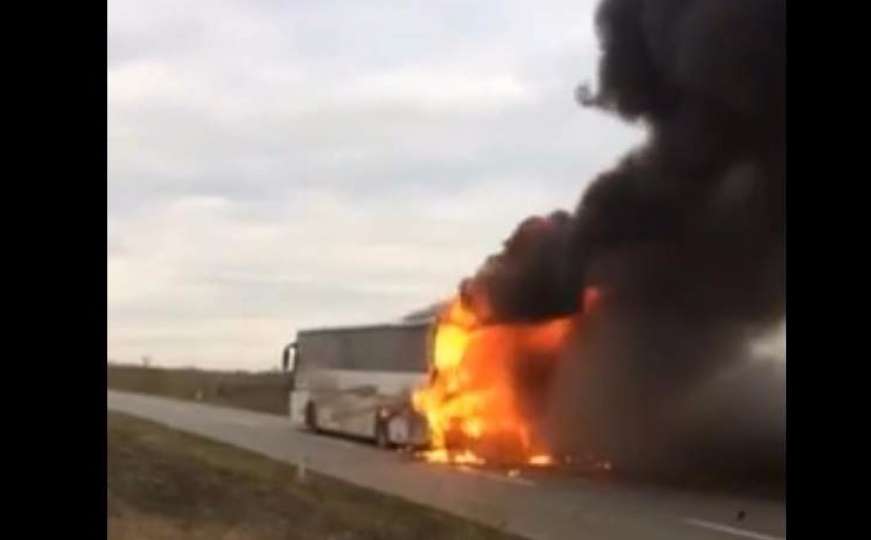 Buktinja na cesti: Pogledajte kako je izgorio autobus Laste