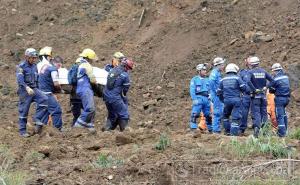 Prepolovila se planina i pala na autocestu: Odron zatrpao odmaralište 