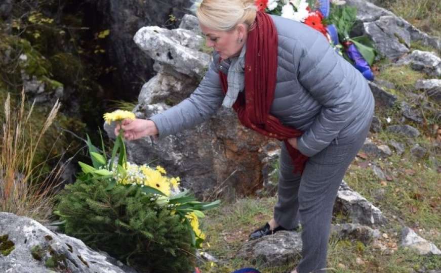 Babić položila cvijeće i odala počast ubijenim na Kazanima