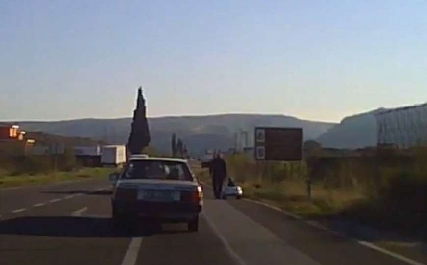 Mostar: Dijete vozi autić na magistralnoj cesti M17