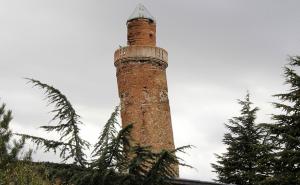 Munara džamije nakrivljenija od čuvenog tornja u Pisi